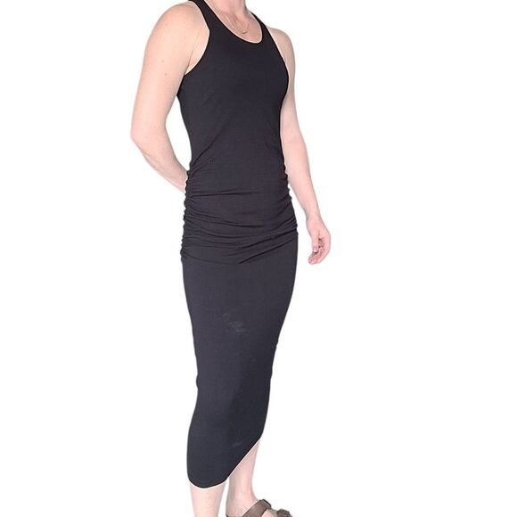 Elegant Black Sleeveless Dress - Picture 1 of 8